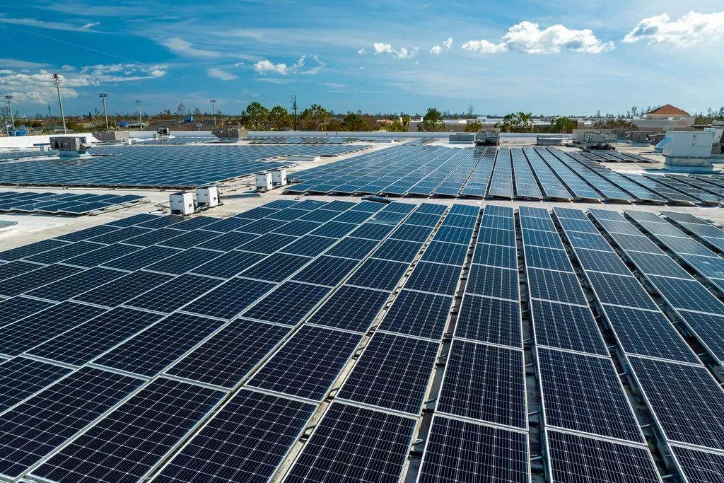 Impianto fotovoltaico su una copertura industriale piana, con moduli disposti in file parallele