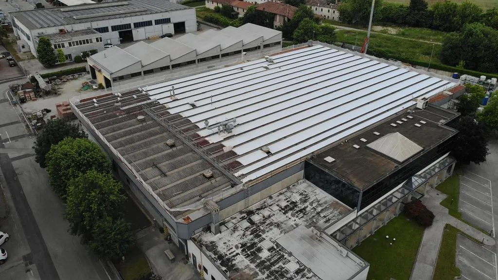 Bonifica in corso di una copertura in cemento amianto di un capannone industriale